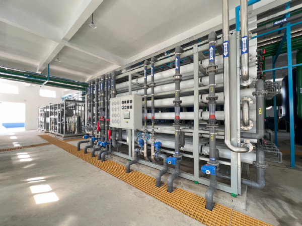 東營100T/H雙級(jí)反滲透+EDI設(shè)備安裝完成
